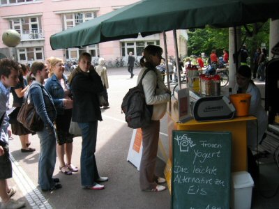 Yogood vor der Mensa der LMU München